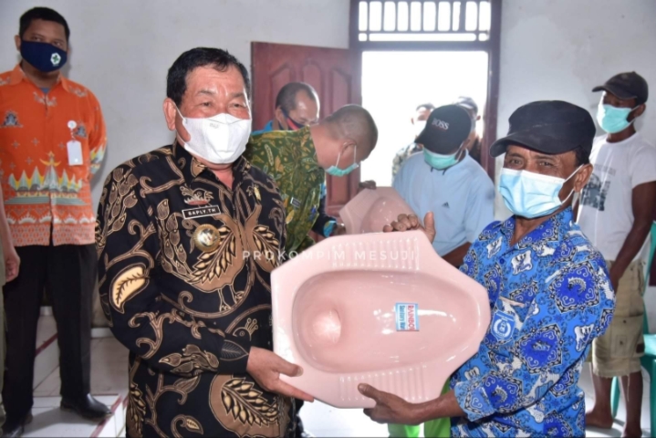 Bupati Mesuji Serahkan Bantuan Paket ODF dan Pencegahan Stunting di Tirtalaga