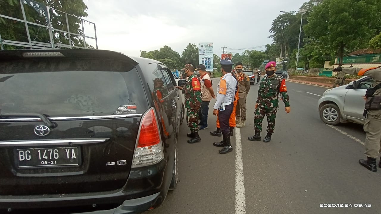 Personel Kodim 0410/KBL Laksanakan Penyekatan di Perbatasan Cegah Covid-19