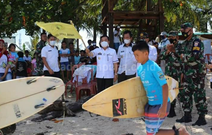 Ratusan Peserta Ikut Pjs. Bupati Kompetisi Surfing Lokal