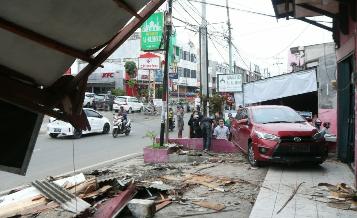 Braaak! Yaris Hantam Ruko di Jalan Ki Maja