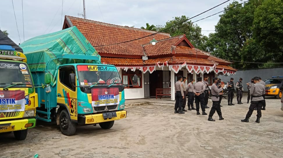 Hari Pertama, KPU Lamteng Distribusikan Logistik ke Enam Kecamatan Terjauh