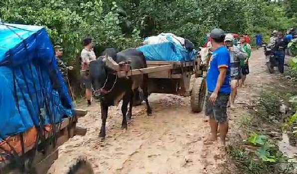 Polisi-Tentara Berjuang, Kawal Logistik ke Daerah Terisolir