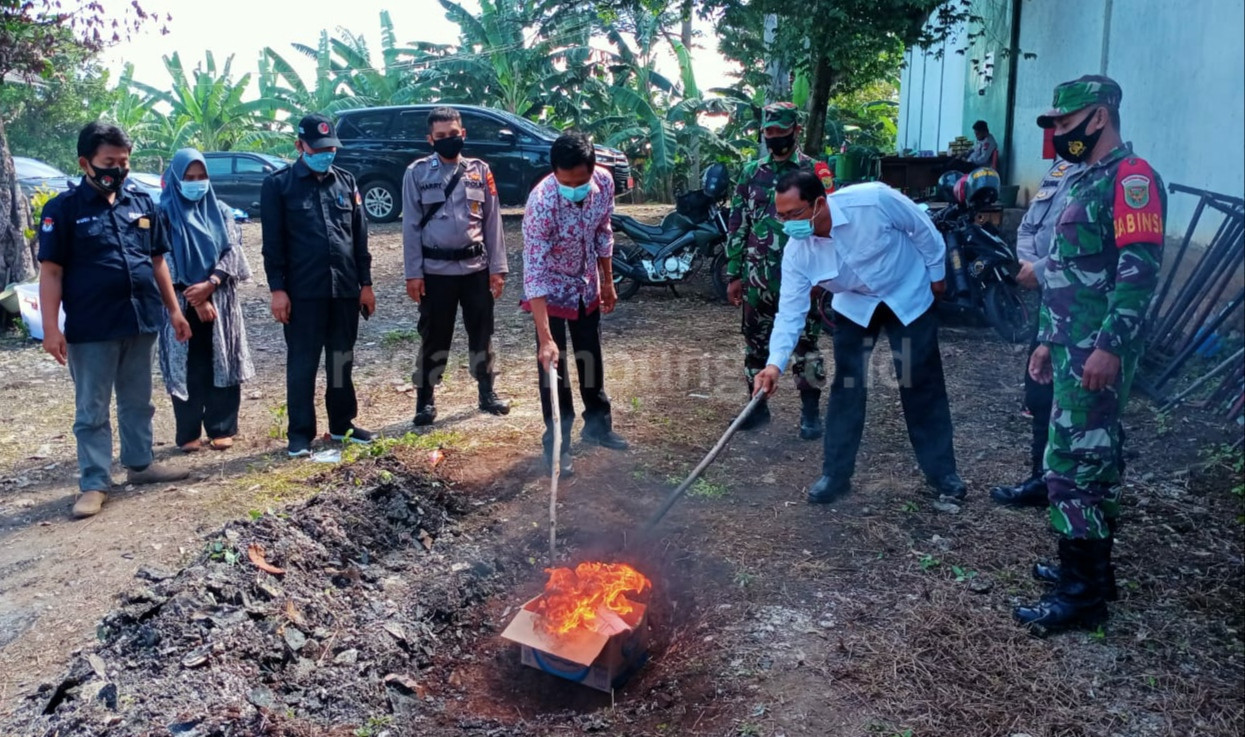 KPU Pesawaran Musnahkan 546 Surat Suara