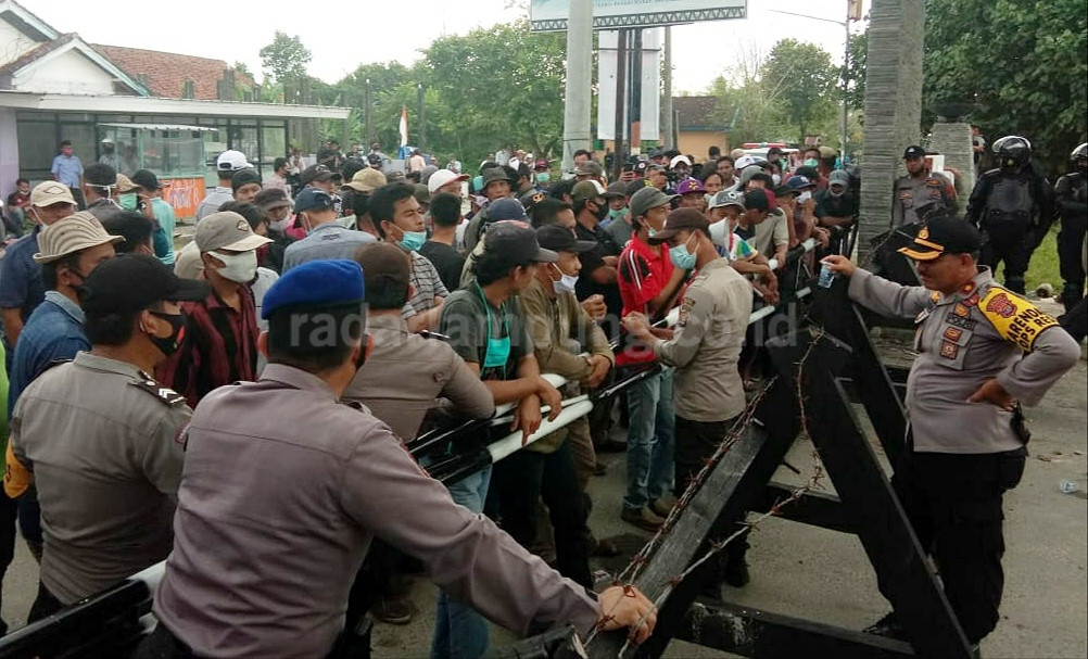 Kali Ketiga, Massa Datangi Lokasi Pleno Tungsura