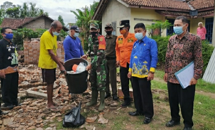 Pemkab Pringsewu Bantu Warga yang Rumahnya Ambruk