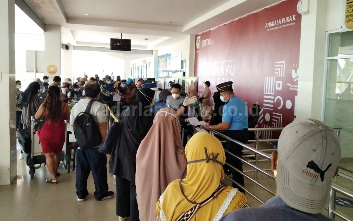 Penumpang Mengeluh, Terjadi Penumpukan di Bandara Raden Inten II