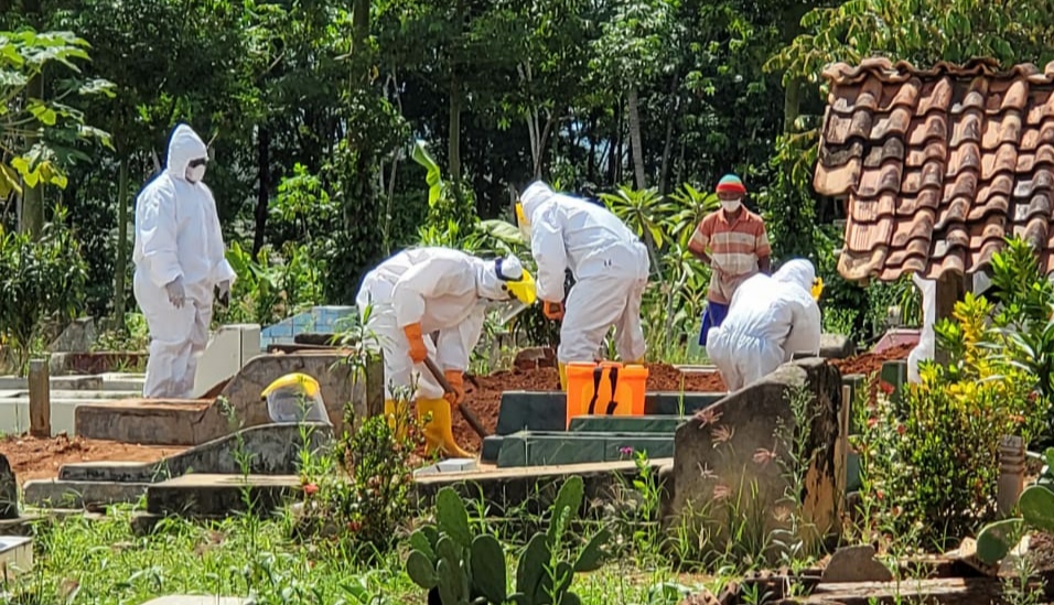 Ikut Pemakaman Pasien Covid-19, Ini Pesan Bupati Sujadi