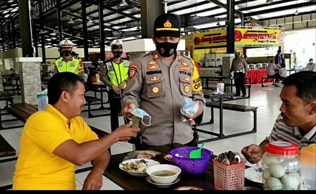 Polres Mesuji Bagikan Masker dan Makanan