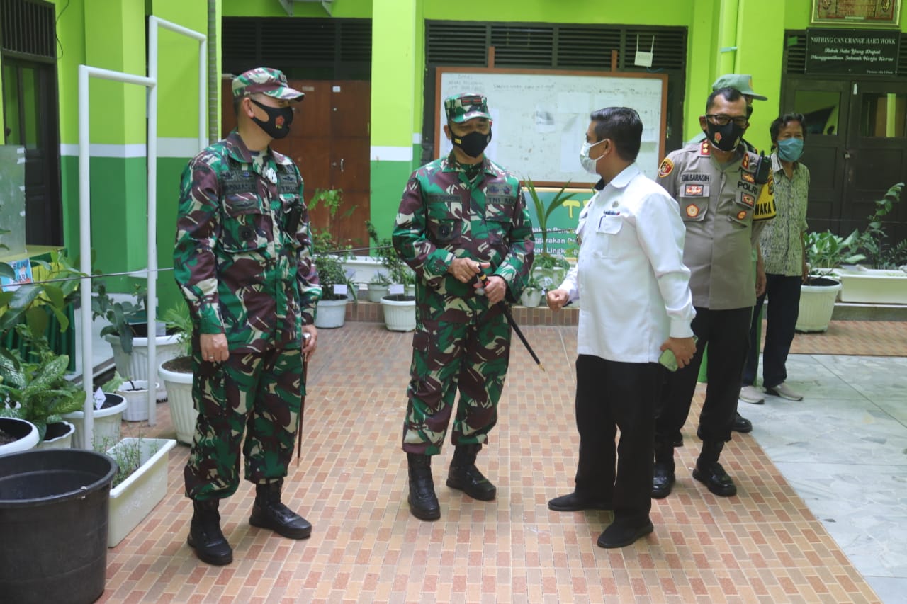 Bersama dengan Forkopimda Lampung, Dandim 0410/KBL Melakukan Peninjauan di TPS