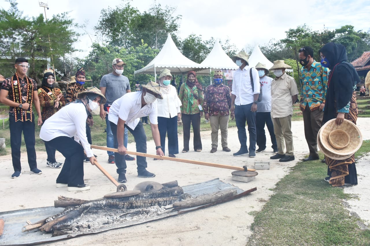 Buka TTCE 2020, Bupati & Ketua TP-PKK Kompak Memasak Kue