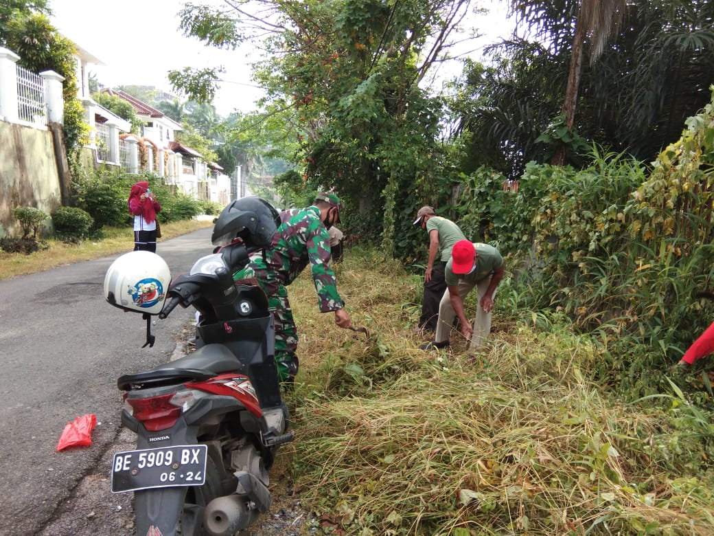 Babinsa Koramil 410-03/TBU Laksanakan Jumat Bersih dengan Warga