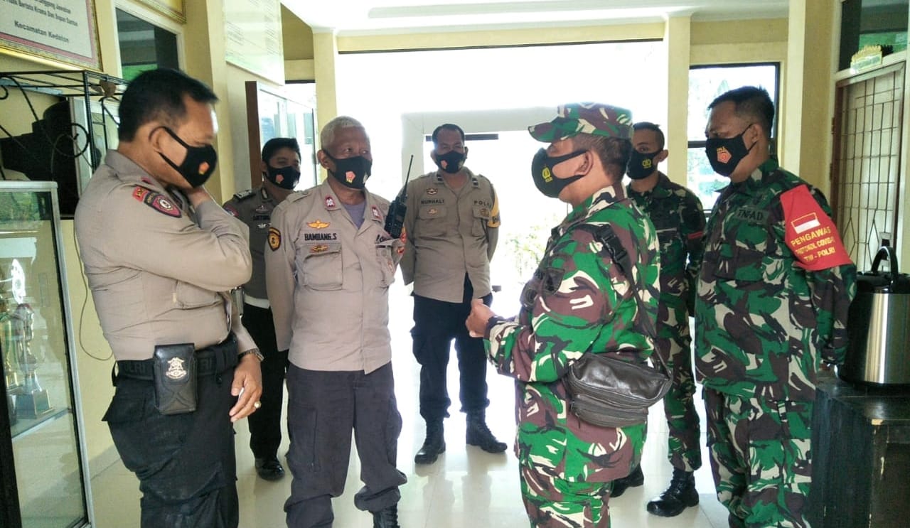 Danramil 410-06/Kedaton Tinjau Personel yang Amankan Rapat Pleno