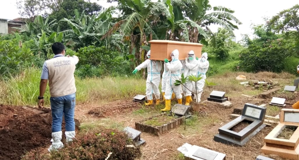 Babinsa Koramil 410-05/TKP Melaksanakan Pemakaman Pasien Covid-19 dengan Gugus Tugas