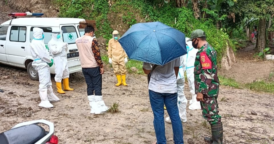 Babinsa Koramil 410-06/Kedaton bersama Tim Evakuasi Satgas Covid-19 Laksanakan Prosesi Pemakaman