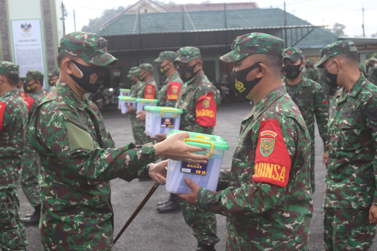 Dandim 0410/KBL Berikan Sepatu Olahraga dan APD juga Surat Yasin ke Anggota