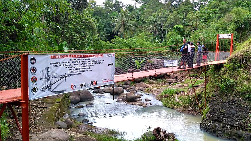 Jembatan Gantung Penghubung Kampung Kihung-Batu Putuk Rampung