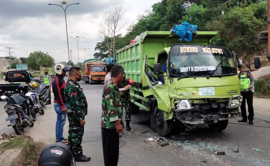 Babinsa Kedaton Kodim 0410/KBL Turut Bantu Musibah Lakalalin