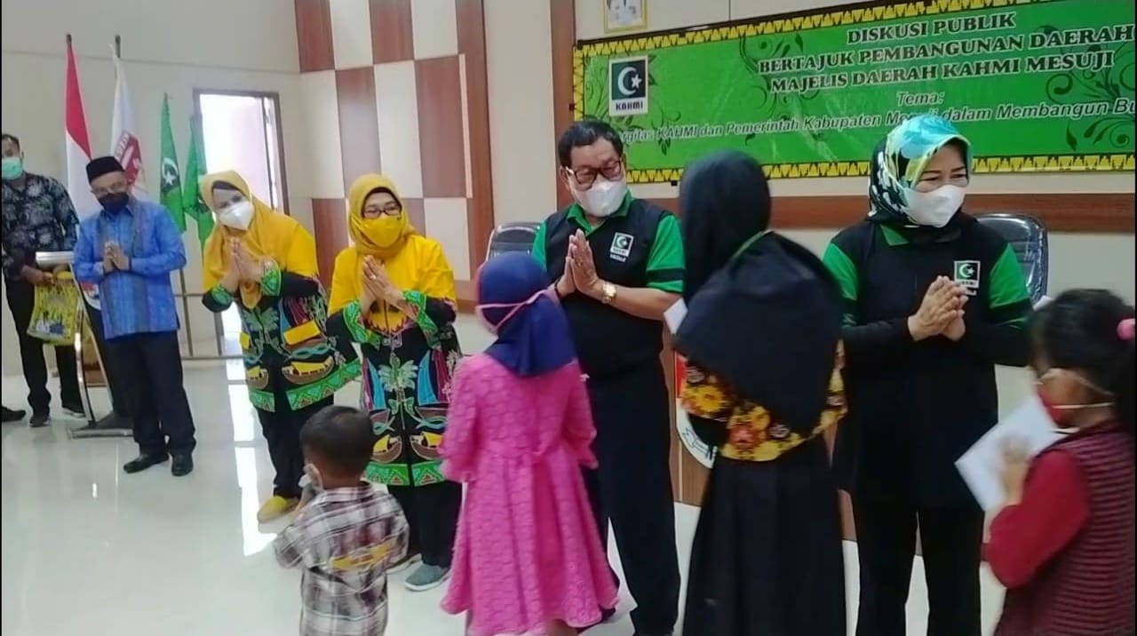 Pemda dan KAHMI Mesuji Berikan Santunan Kepada Anak Yatim