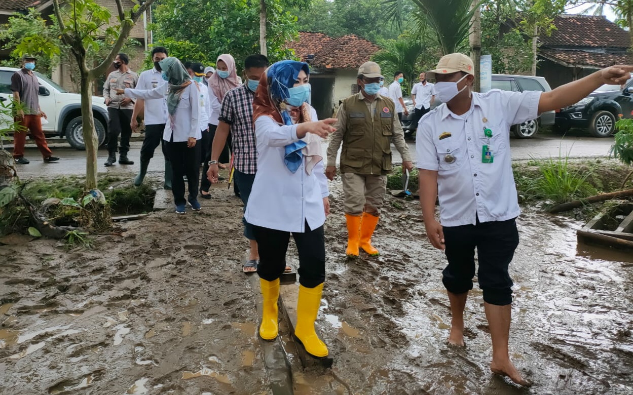 Bupati Dewi Handajani Tinjau Banjir di Kecamatan Bulok