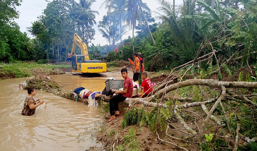 Turunkan Alat Berat, BPBD Normalisasi Way Bulok