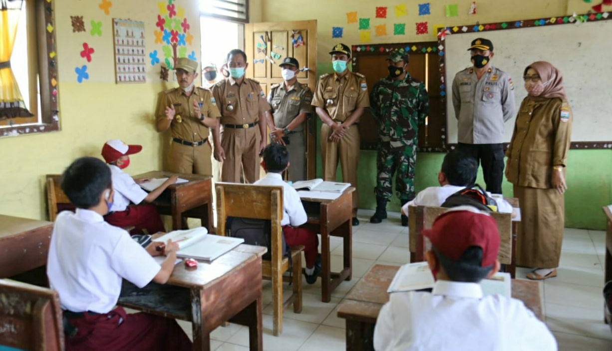 Tinjau Sekolah, Sekkab Pesbar Ingatkan Penerapan Prokes