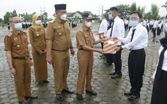 Serahkan Petikan SK CPNS, Bupati Sujadi Tegaskan Ini