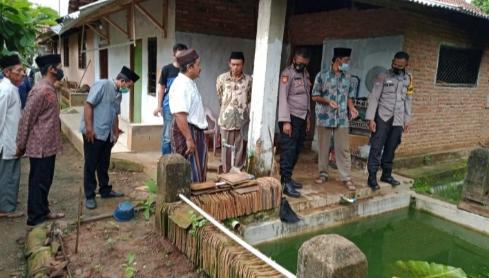 Cucu Temukan Kakek Mengapung di Kolam