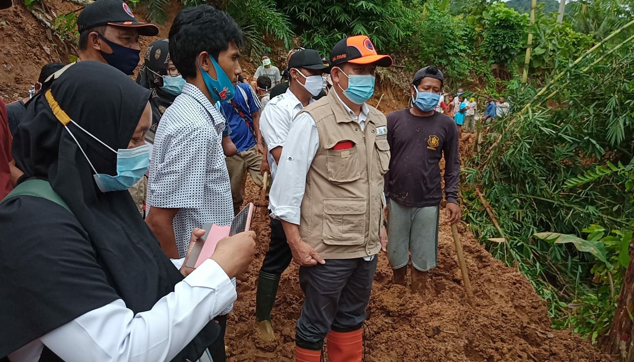 Wabup Tinjau Pekon Terdampak Banjir dan Longsor di Bulok