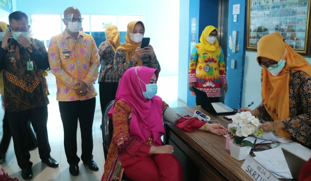 Bupati Tanggamus Ikut Vaksin Covid-19 Perdana di Lampung
