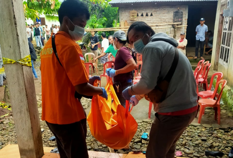 Periksa Kamar, Ibu Melihat Anak Tergeletak Bersimbah Darah