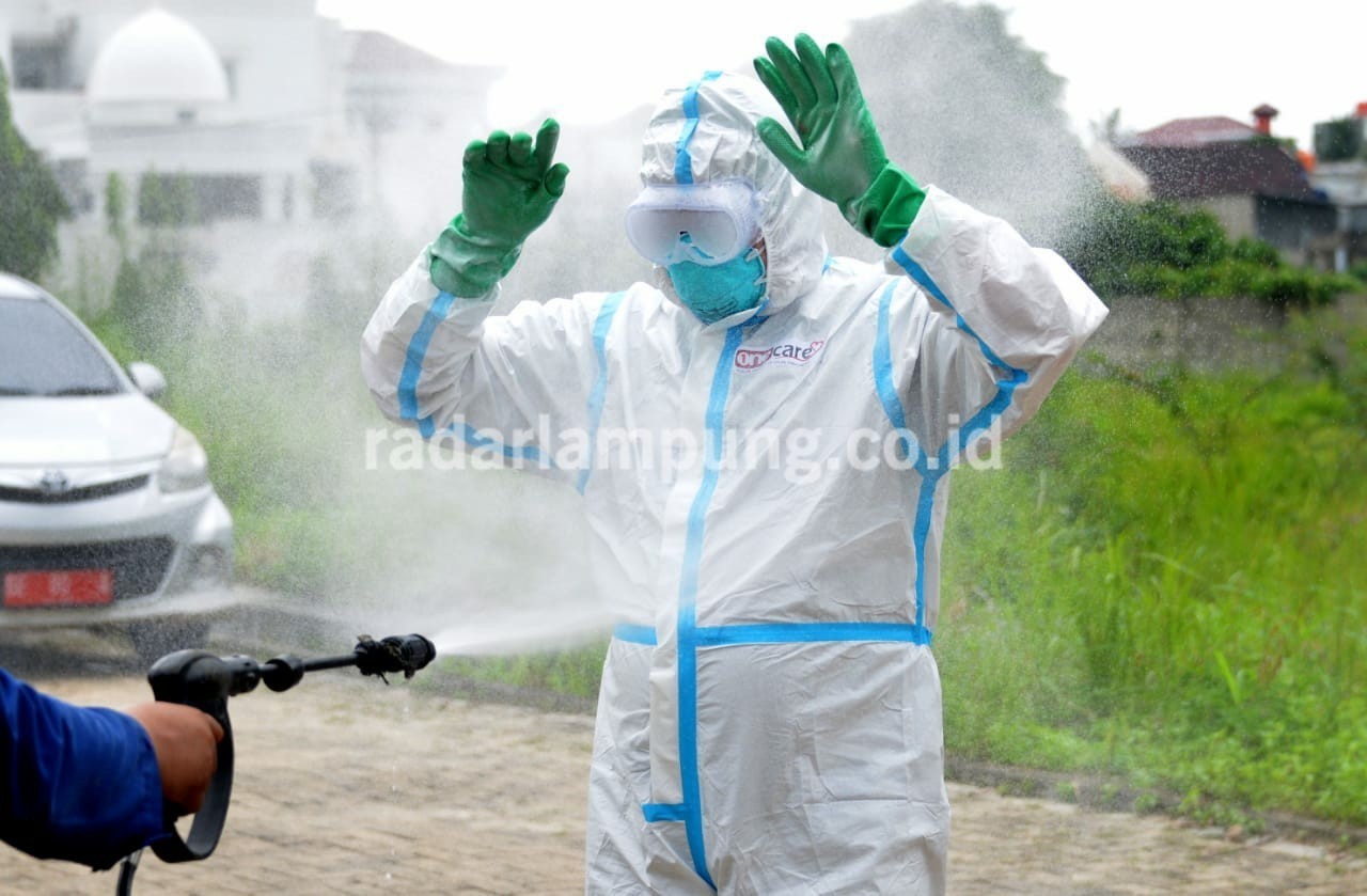 Hentikan Penyemprotan Disinfektan di Jalan!