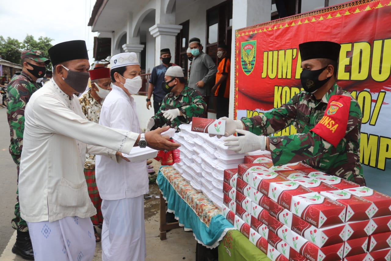 Jumat Peduli Kodim 0410/KBL, Bagikan Nasi Bungkus ke Jamaah