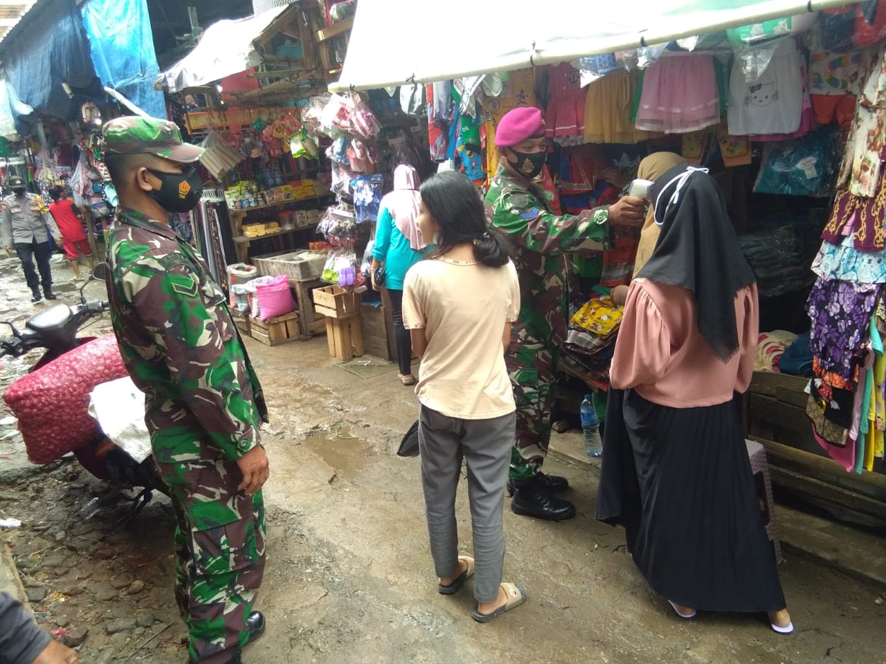 Bersama Gugus Tugas, Kodim 0410/KBL Imbau Masyarakat Patuh Prokes di Pasar