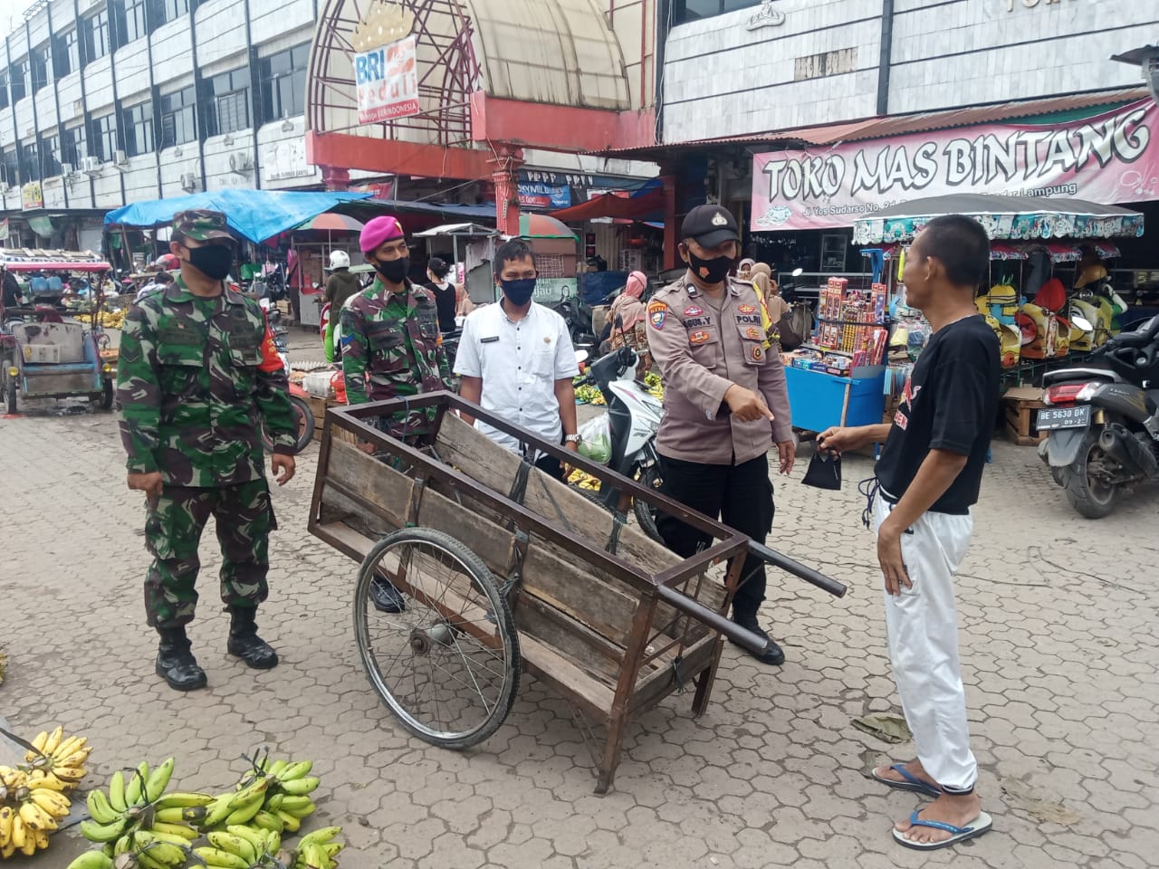 Bersama Gugus Tugas, Kodim 0410/KBL Ingatkan Warga Patuh Prokes di Pasar