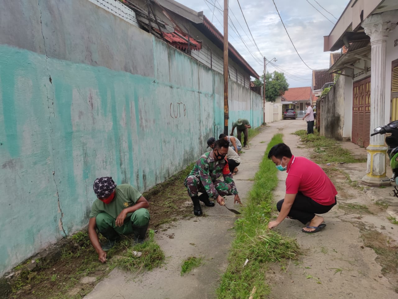 Jajaran Babinsa Kodim 0410/KBL Gotong Royong bersama Warga