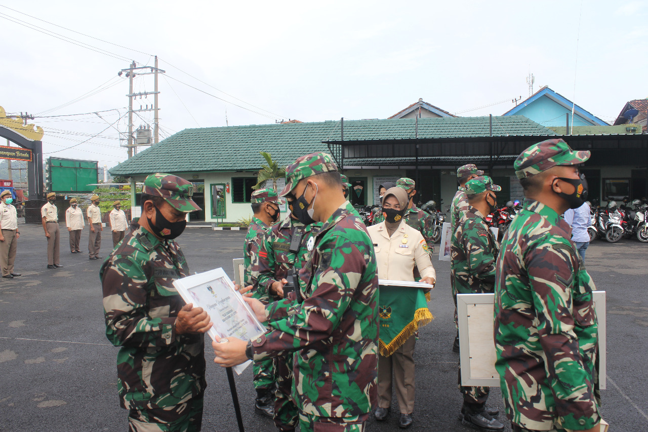 Dandim 0410/KBL Pimpin Pemberian Penghargaan Prajurit Teladan