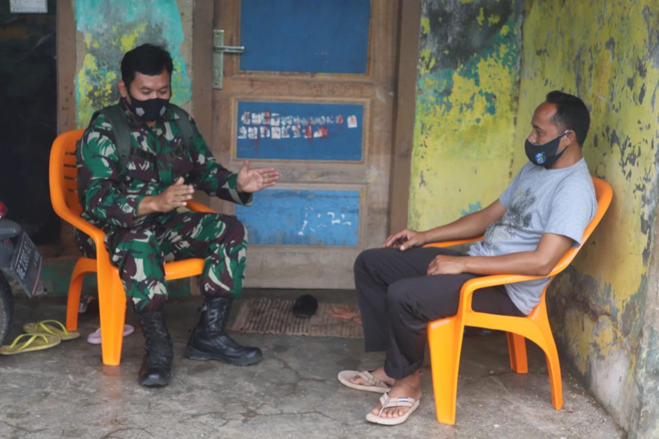 Cegah Penyebaran Covid-19, Babinsa Kodim 0410/KBL Sambangi Lokasi Hajatan