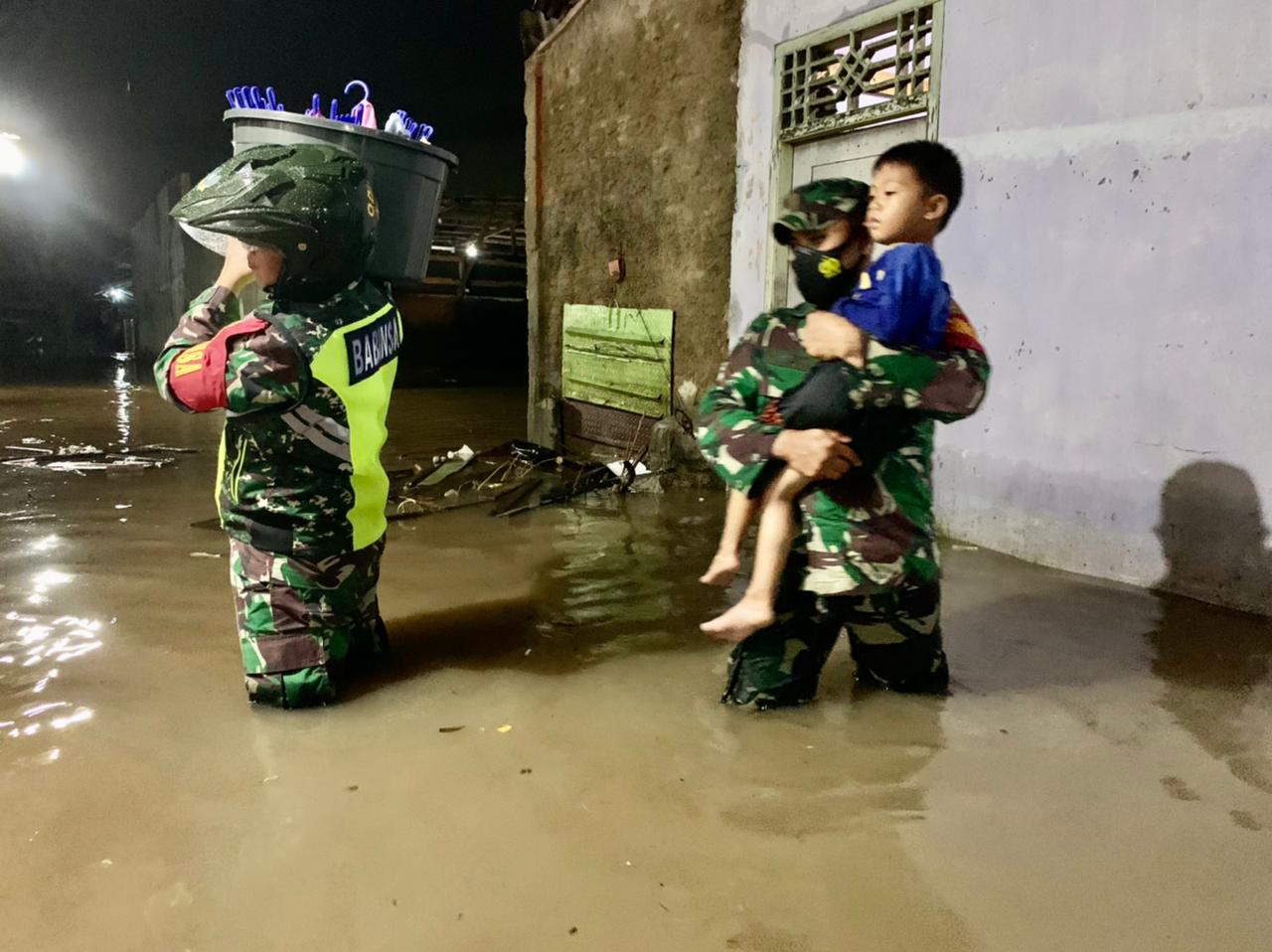 Sigap, Babinsa Kodim 0410/KBL Bantu Warga Terkena Dampak Banjir