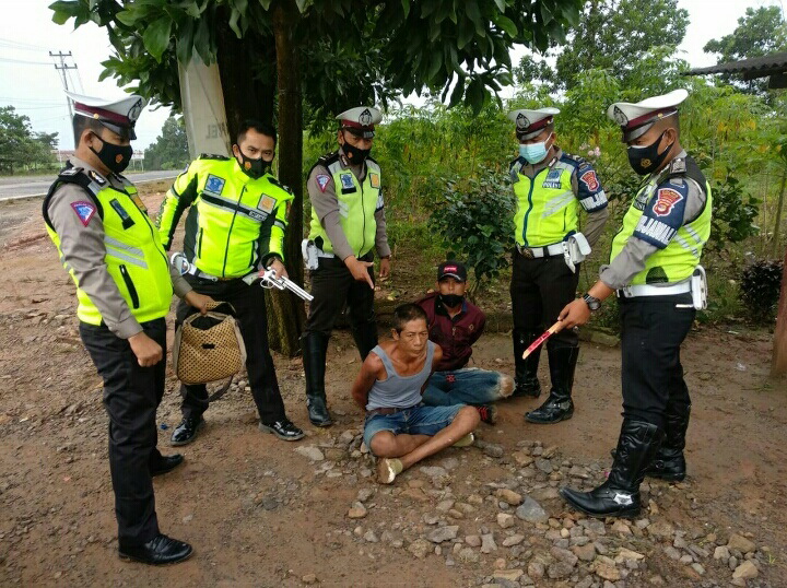 Patroli, Satlantas Polres Mesuji Amankan Dua Pria Pembawa Senpira dan Sajam