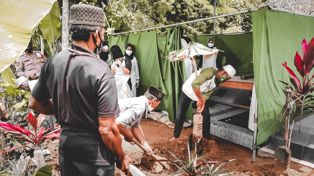 Tim Forensik RS Bhayangkara Polda Otopsi Jenazah Korban Bunuh Diri Asal Lamtim