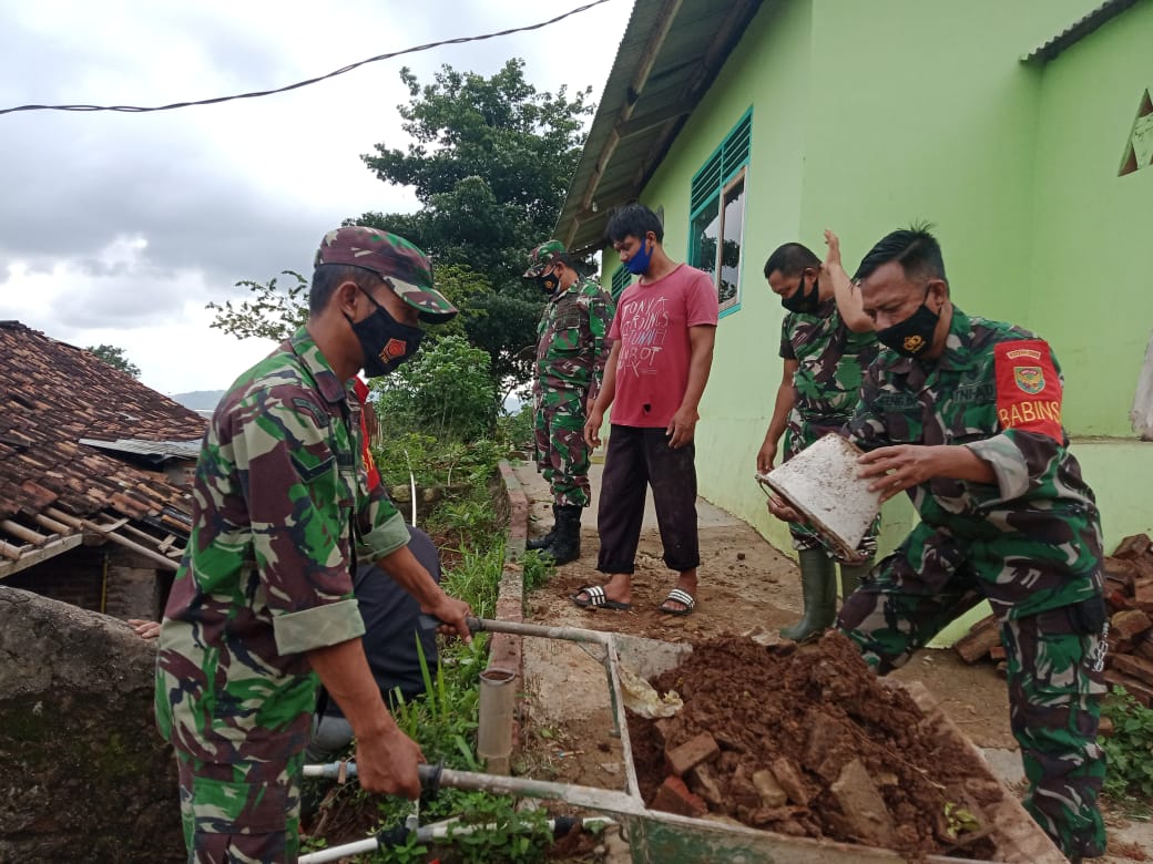 Para Babinsa Kodim 0410/KBL Gotong Royong Bersihkan Sisa Longsor