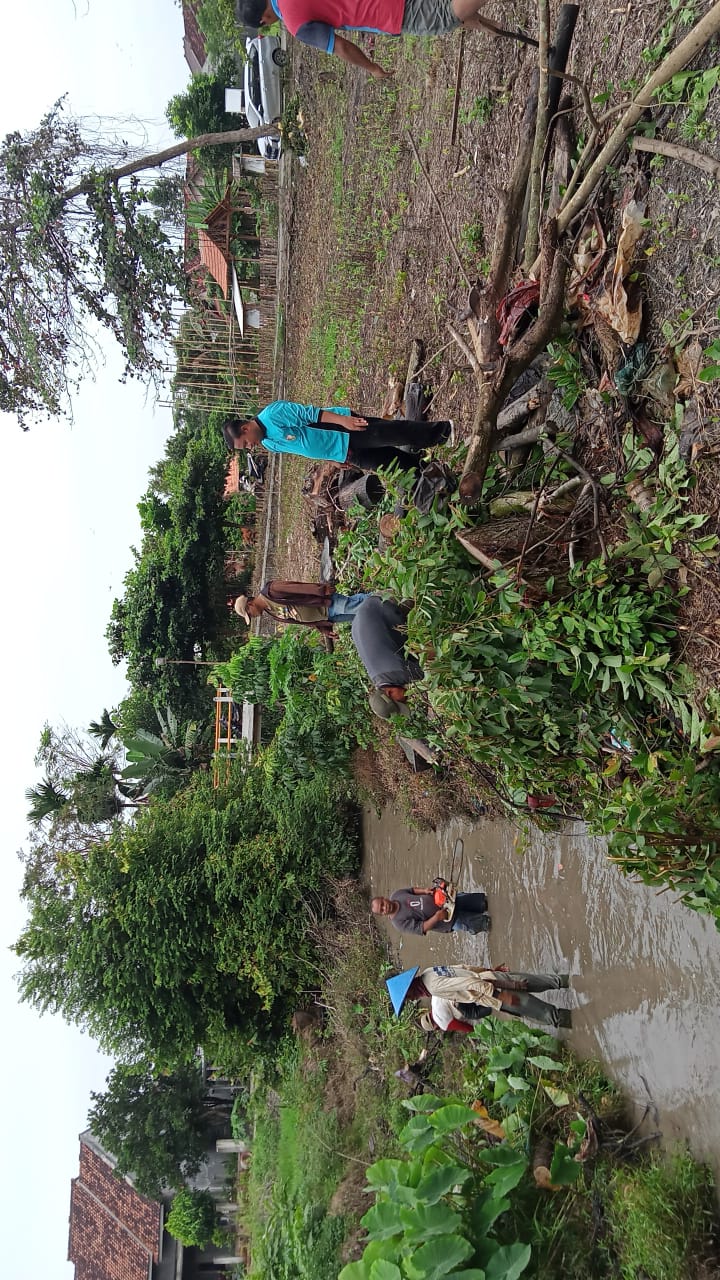 Cegah Banjir, Puluhan Warga Gotong- Royong Bersihkan Aliran Sungai