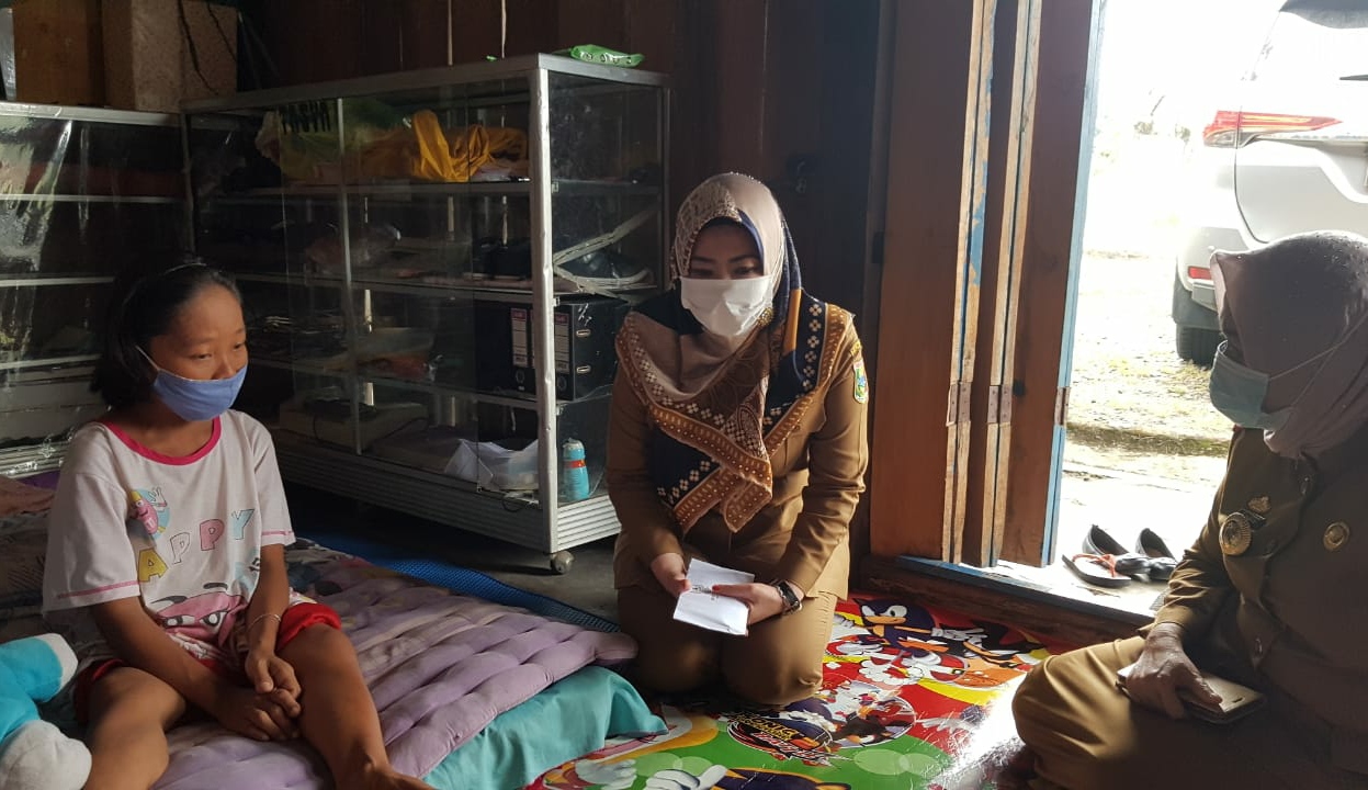 Bupati Tanggamus Berikan Bantuan untuk Penderita Kanker Tulang