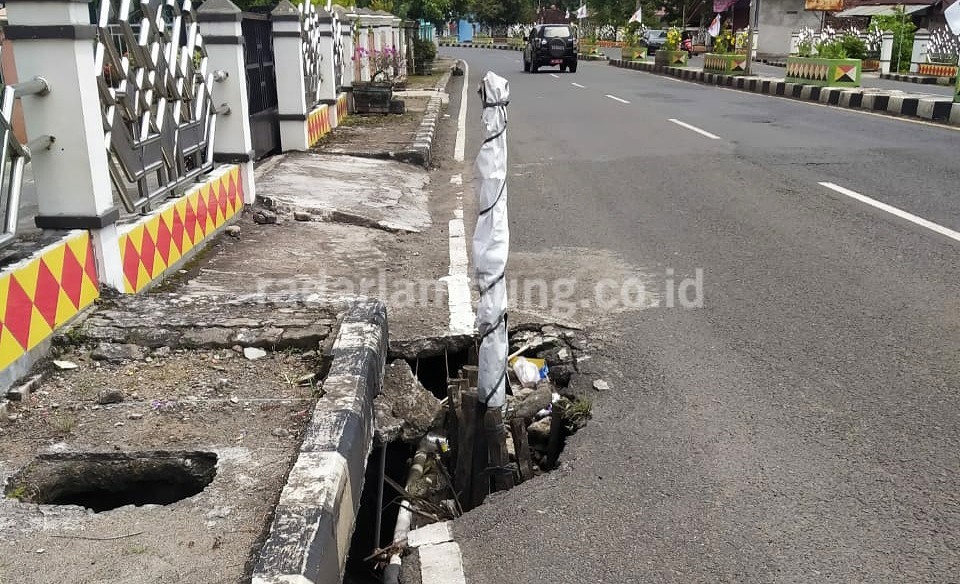 Awas! Lubang di Jalinbar Terbaya Kian Menganga