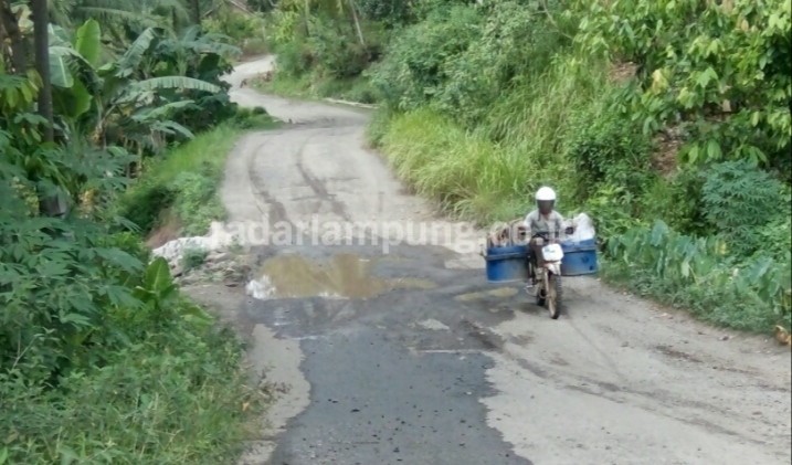 Jalan Penghubung Antar Kecamatan Rusak