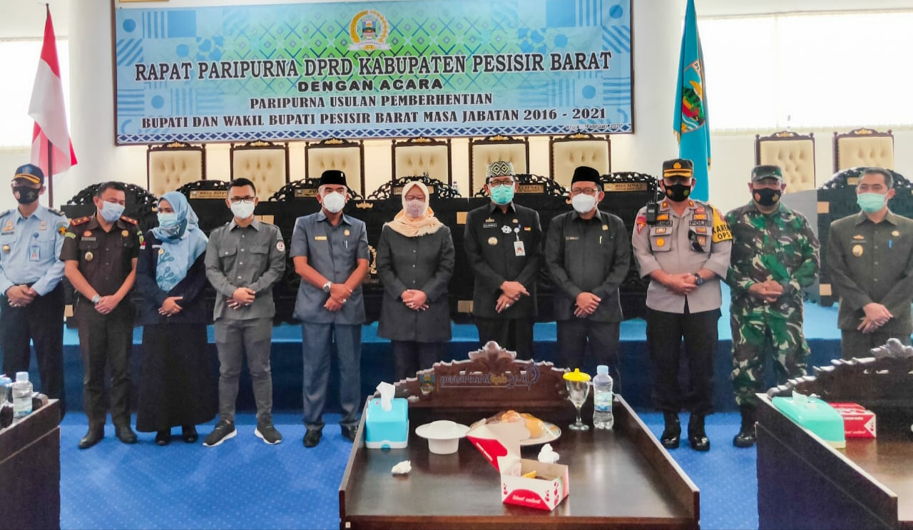 DPRD Pesbar Paripurna Usulan Pemberhentian Agus Istiqlal-Erlina