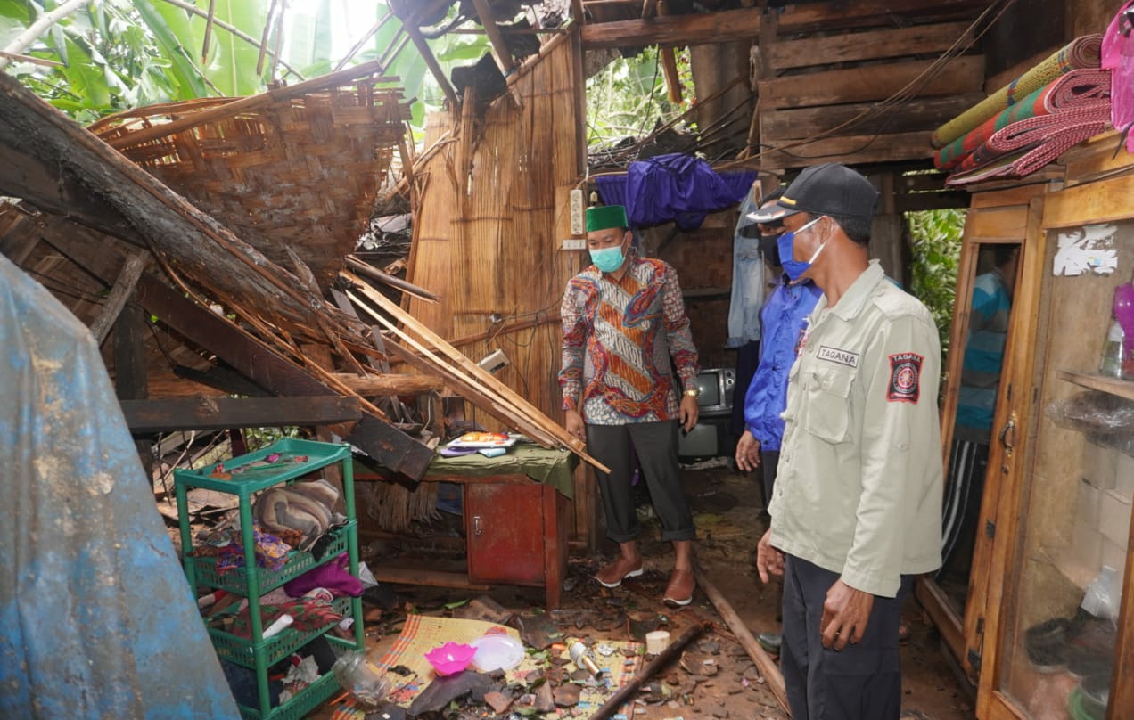 Anggota DPRD Tanggamus Beri Bantuan untuk Korban Pohon Tumbang