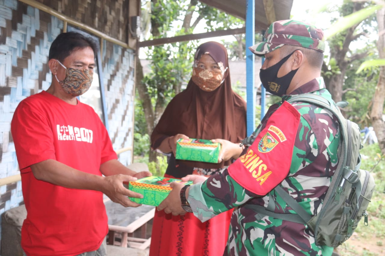 Koramil Kedaton Kodim 0410/KBL Bagikan Nasi Kotak dan Masker ke Warga