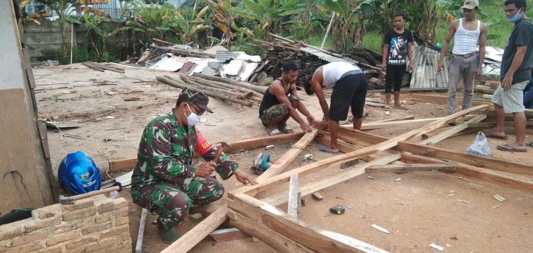 Babinsa Kodim 0410/KBL Sinergi dengan Warga Bantu Pembangunan Rumah