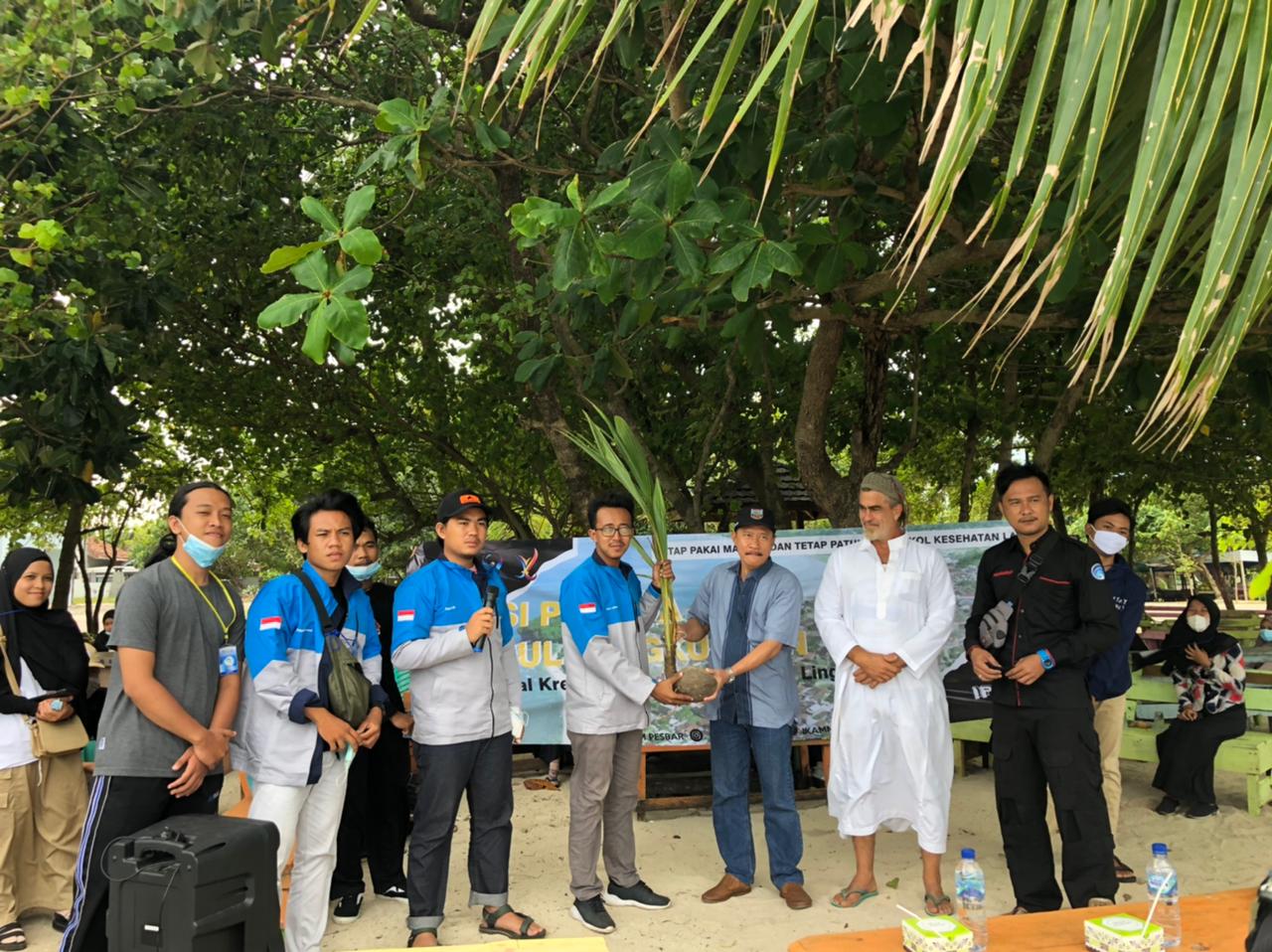 Patut Ditiru, Para Mahasiswa Ini Bersih-Bersih Pantai Labuhan Jukung